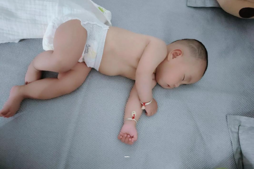 醴陵宝宝胳膊上起红疙瘩